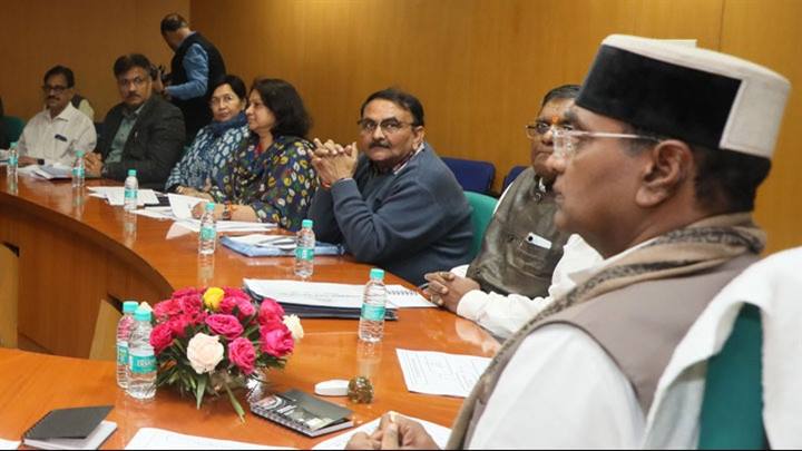 सहकारी बैंकों को कॉर्पोरेट जगत से जोड़ने के लिये प्रोफेशनल्स की सहायता लें